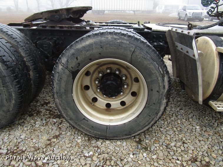 image for item DH8365 1999 Volvo VN semi truck