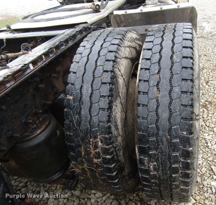 image for item DH8365 1999 Volvo VN semi truck