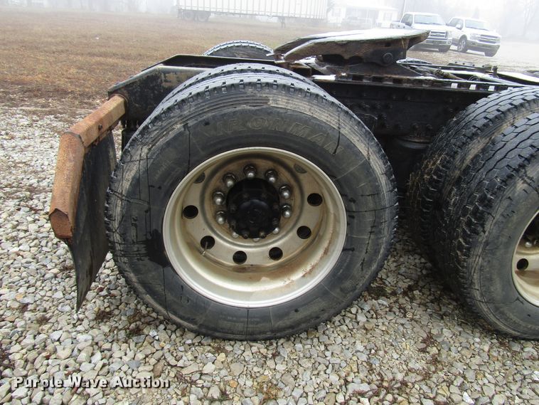 image for item DH8365 1999 Volvo VN semi truck