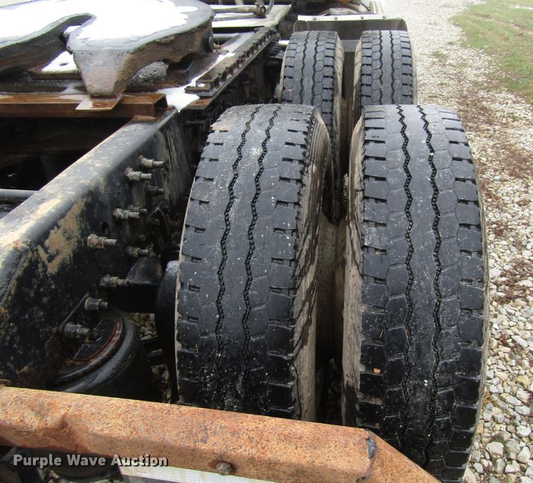 image for item DH8365 1999 Volvo VN semi truck