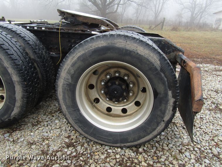 image for item DH8365 1999 Volvo VN semi truck