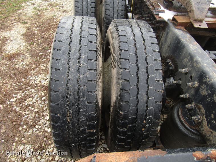 image for item DH8365 1999 Volvo VN semi truck