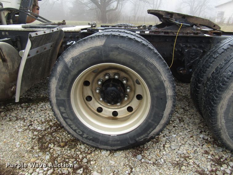 image for item DH8365 1999 Volvo VN semi truck