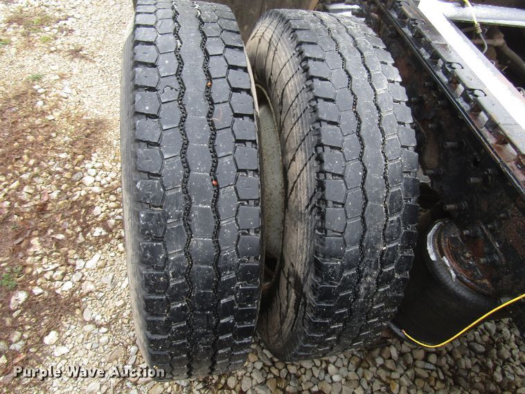 image for item DH8365 1999 Volvo VN semi truck