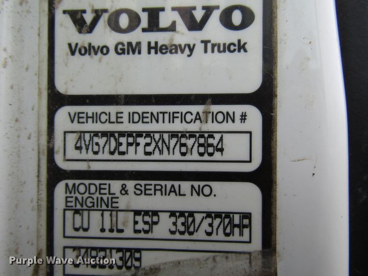 image for item DH8365 1999 Volvo VN semi truck