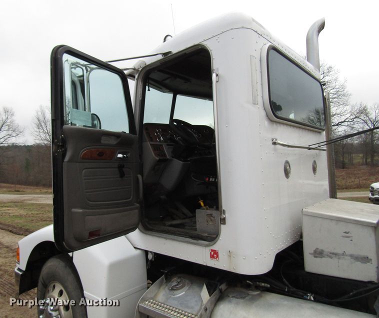 image for item DH8368 2007 Peterbilt 385 semi truck