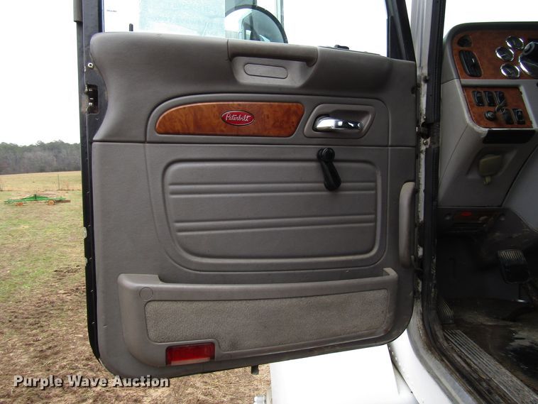 image for item DH8368 2007 Peterbilt 385 semi truck