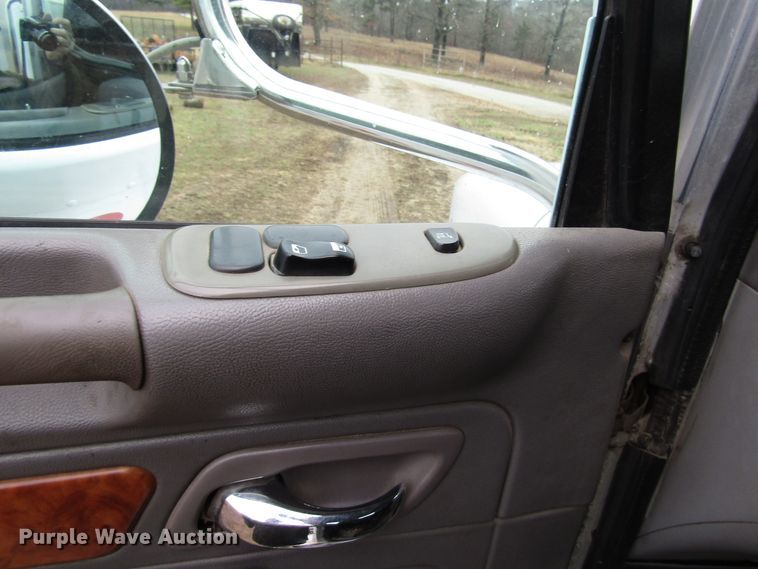 image for item DH8368 2007 Peterbilt 385 semi truck