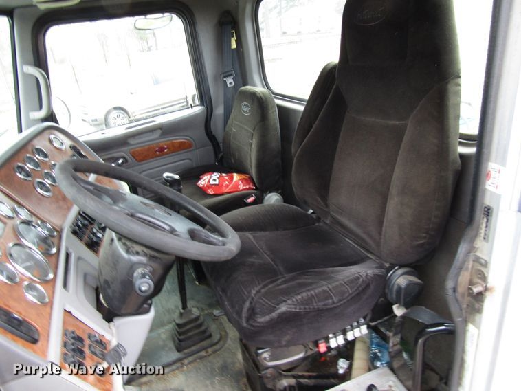 image for item DH8368 2007 Peterbilt 385 semi truck