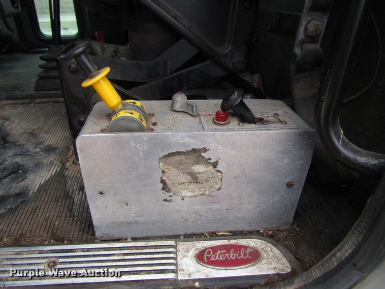 image for item DH8368 2007 Peterbilt 385 semi truck