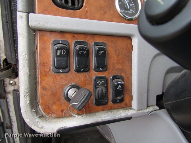 image for item DH8368 2007 Peterbilt 385 semi truck