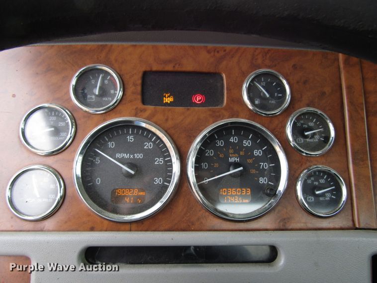 image for item DH8368 2007 Peterbilt 385 semi truck