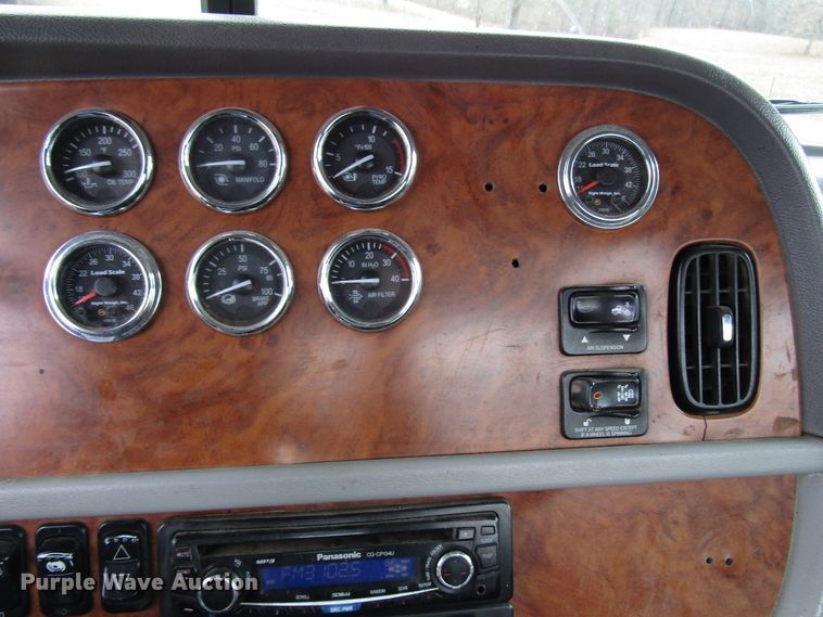 image for item DH8368 2007 Peterbilt 385 semi truck