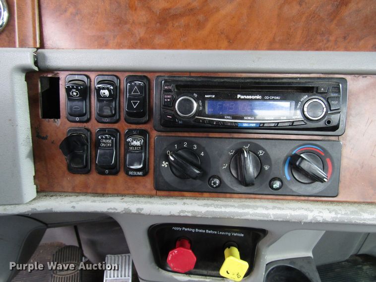 image for item DH8368 2007 Peterbilt 385 semi truck