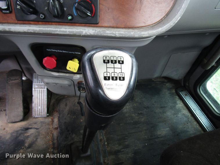 image for item DH8368 2007 Peterbilt 385 semi truck