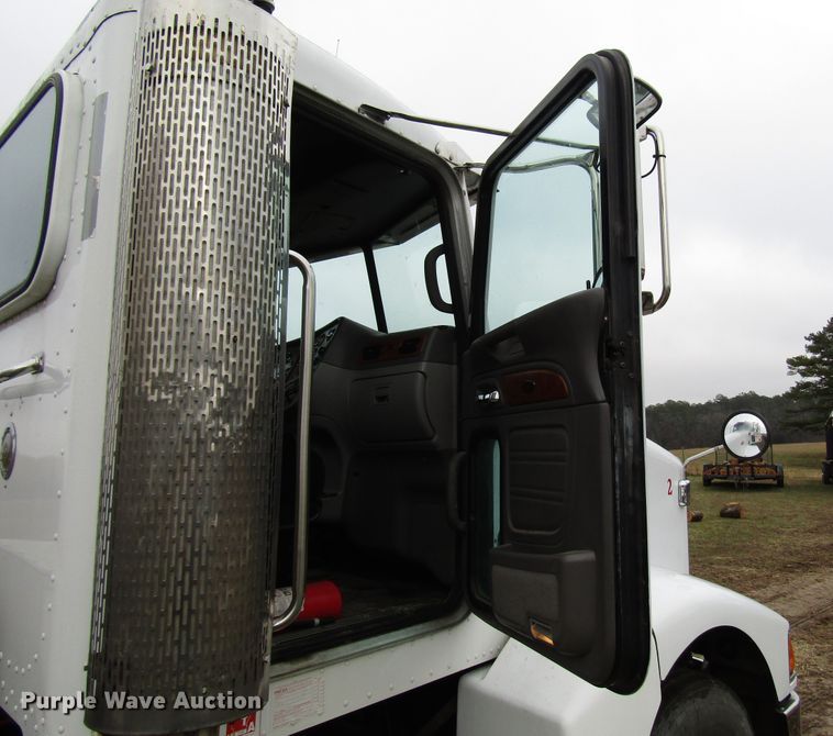 image for item DH8368 2007 Peterbilt 385 semi truck