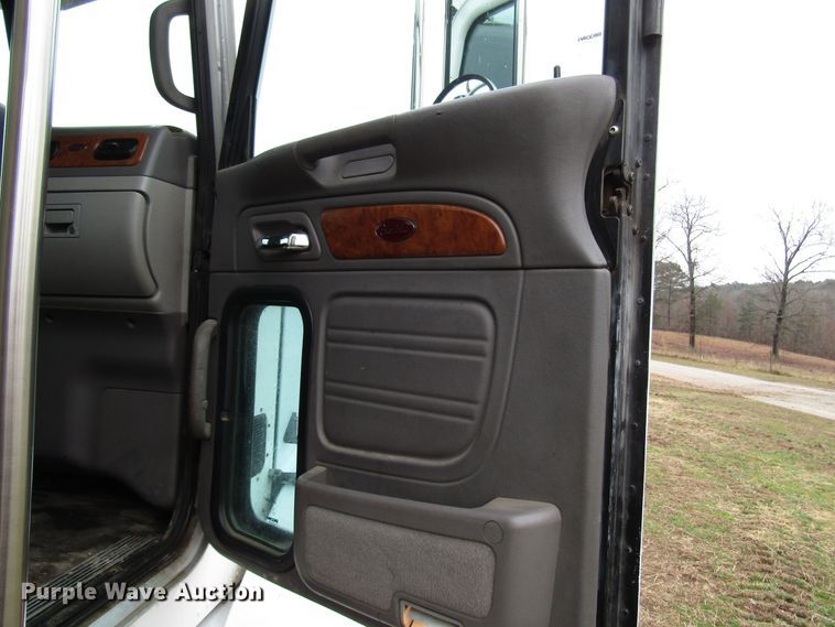 image for item DH8368 2007 Peterbilt 385 semi truck