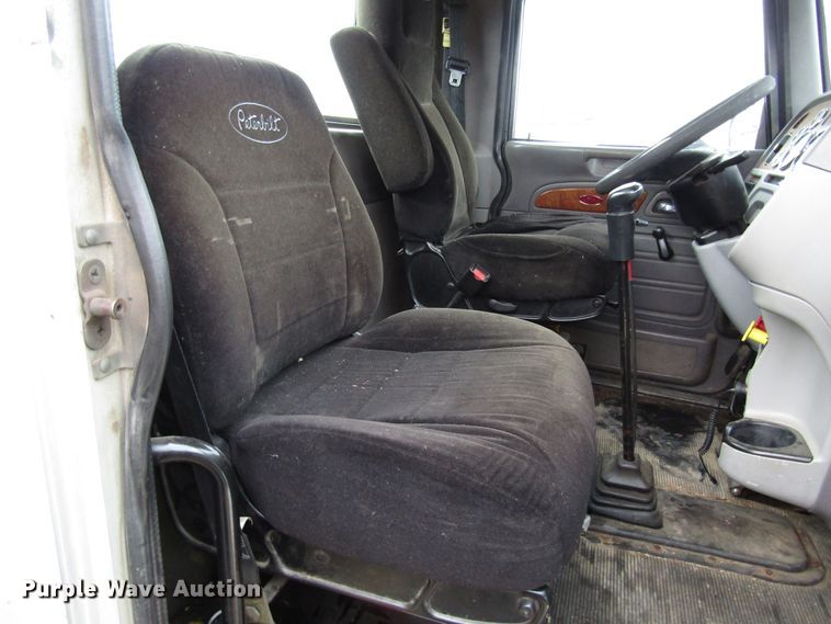 image for item DH8368 2007 Peterbilt 385 semi truck