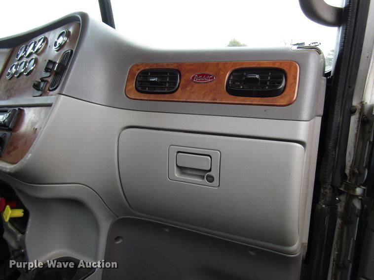 image for item DH8368 2007 Peterbilt 385 semi truck