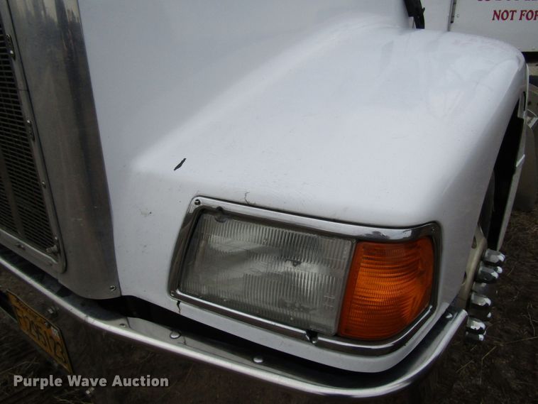 image for item DH8368 2007 Peterbilt 385 semi truck