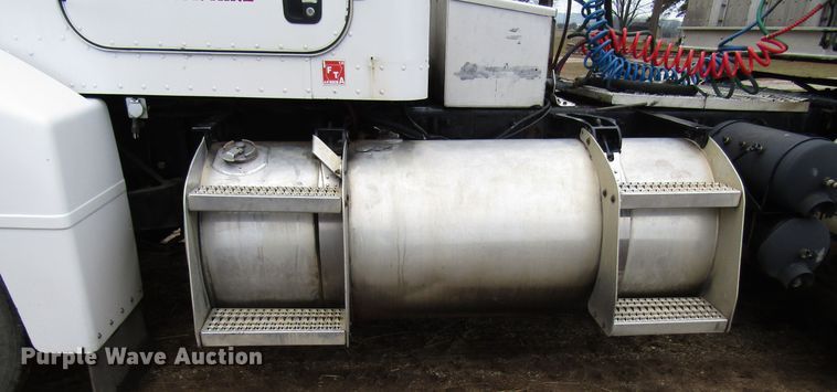 image for item DH8368 2007 Peterbilt 385 semi truck