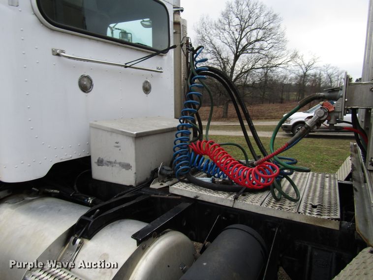 image for item DH8368 2007 Peterbilt 385 semi truck