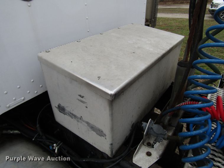 image for item DH8368 2007 Peterbilt 385 semi truck