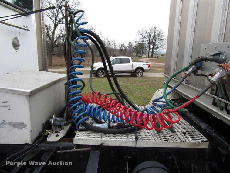 image for item DH8368 2007 Peterbilt 385 semi truck