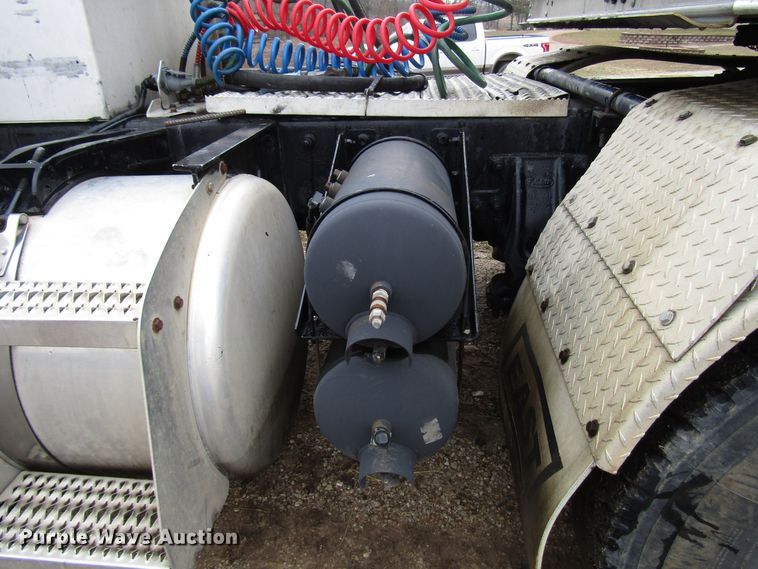 image for item DH8368 2007 Peterbilt 385 semi truck