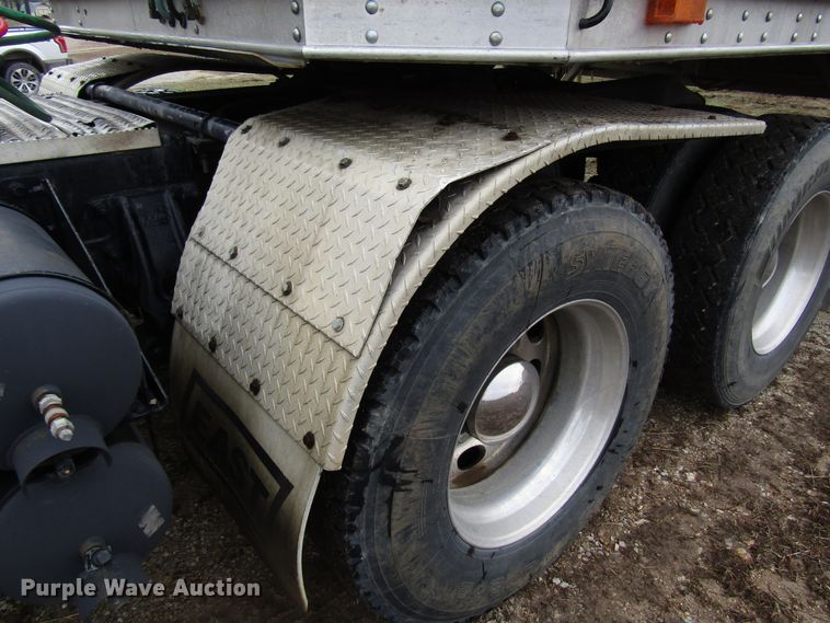 image for item DH8368 2007 Peterbilt 385 semi truck