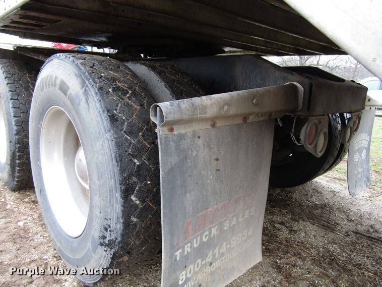 image for item DH8368 2007 Peterbilt 385 semi truck