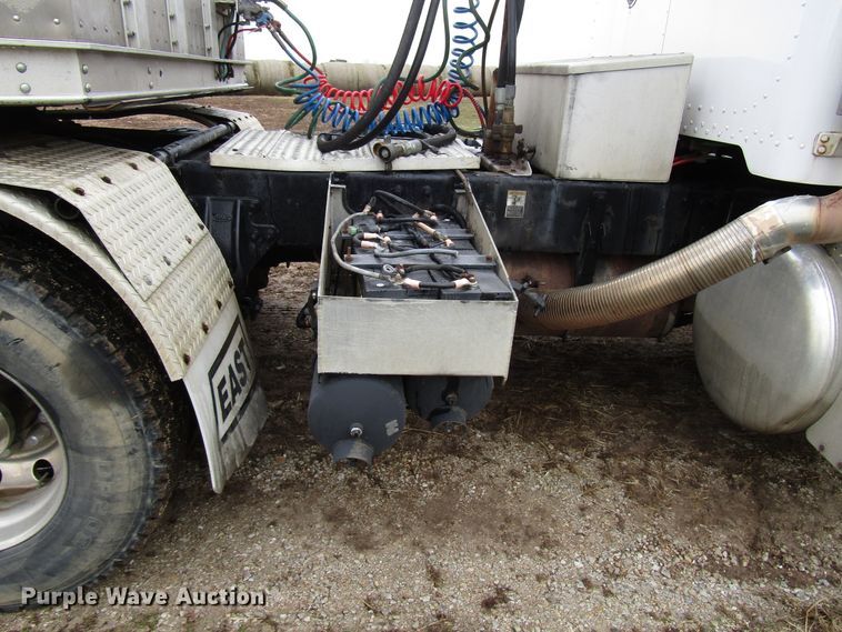 image for item DH8368 2007 Peterbilt 385 semi truck