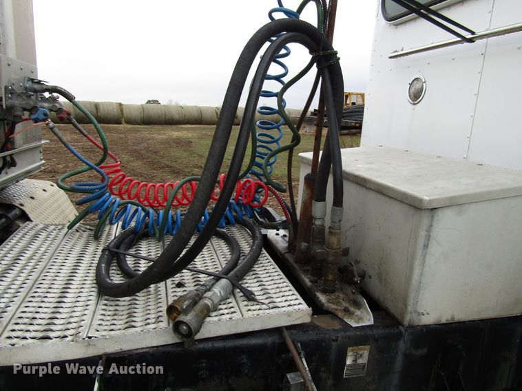 image for item DH8368 2007 Peterbilt 385 semi truck