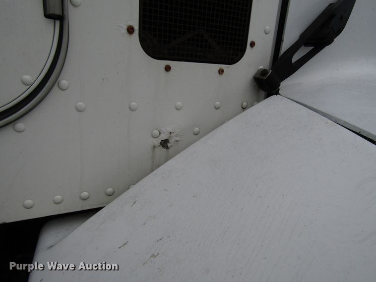 image for item DH8368 2007 Peterbilt 385 semi truck