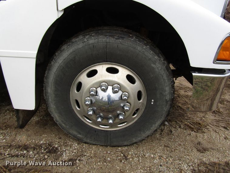 image for item DH8368 2007 Peterbilt 385 semi truck