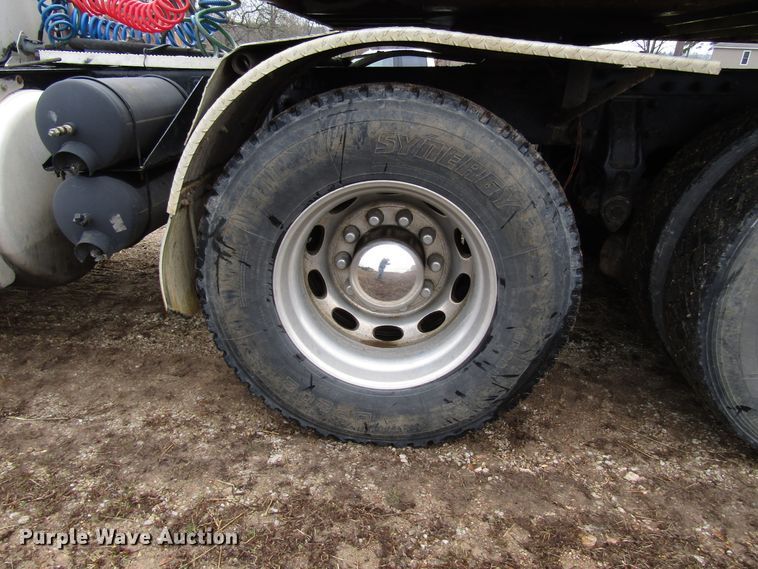 image for item DH8368 2007 Peterbilt 385 semi truck