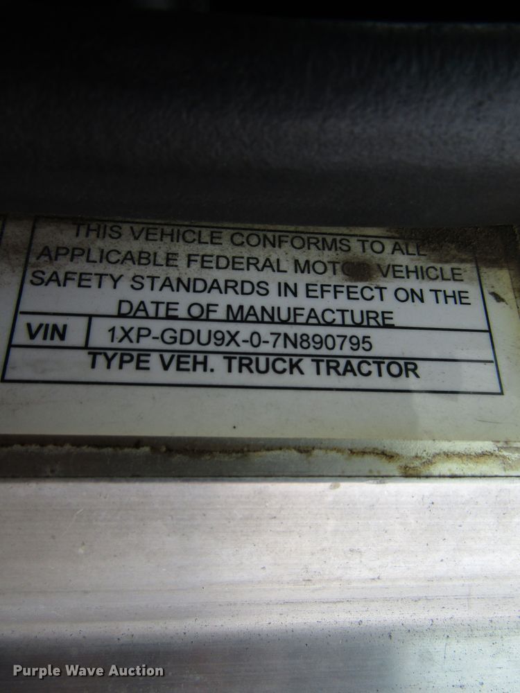 image for item DH8368 2007 Peterbilt 385 semi truck