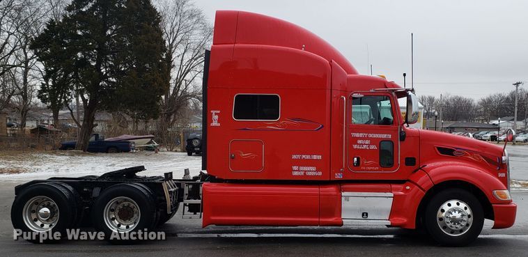image for item EL9757 2013 Peterbilt 386 semi truck