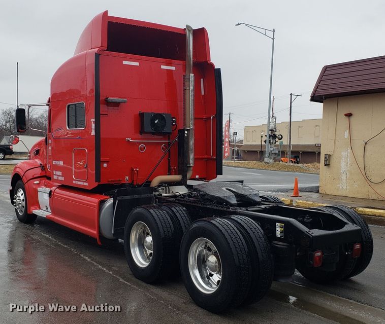 image for item EL9757 2013 Peterbilt 386 semi truck