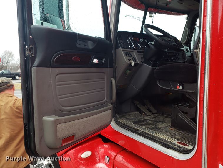 image for item EL9757 2013 Peterbilt 386 semi truck