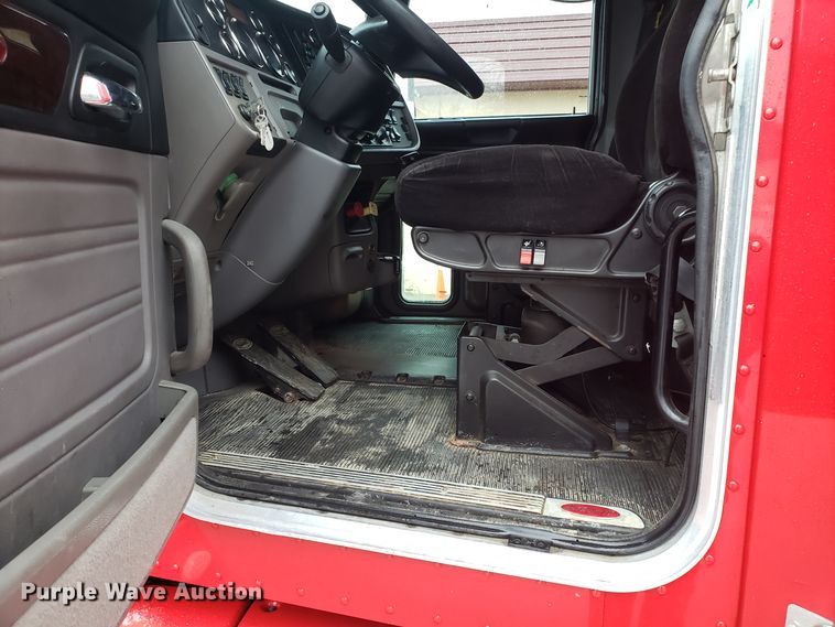 image for item EL9757 2013 Peterbilt 386 semi truck