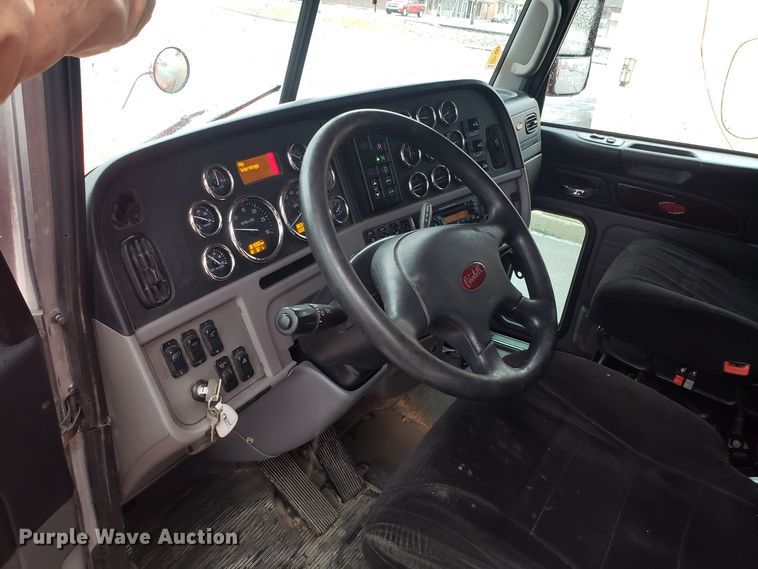 image for item EL9757 2013 Peterbilt 386 semi truck