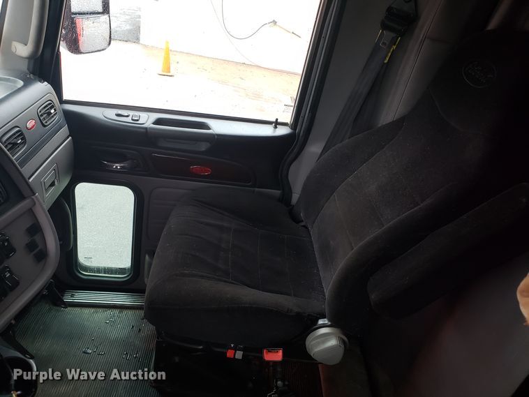 image for item EL9757 2013 Peterbilt 386 semi truck