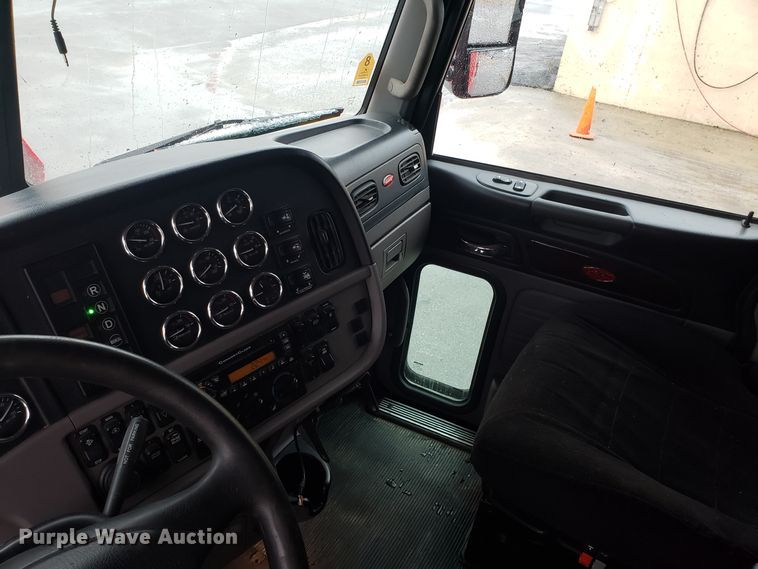 image for item EL9757 2013 Peterbilt 386 semi truck