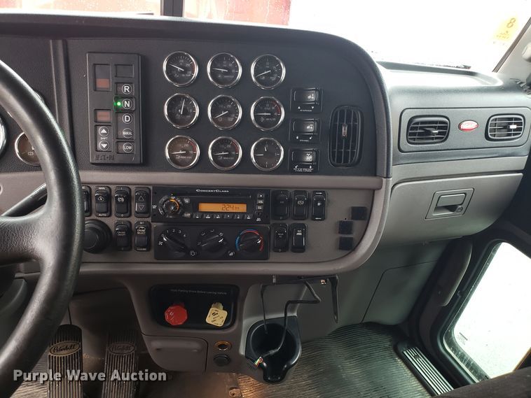 image for item EL9757 2013 Peterbilt 386 semi truck