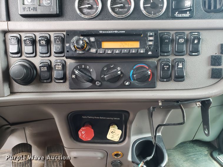 image for item EL9757 2013 Peterbilt 386 semi truck