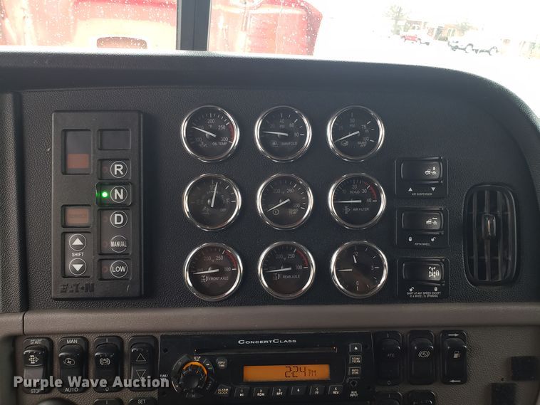 image for item EL9757 2013 Peterbilt 386 semi truck