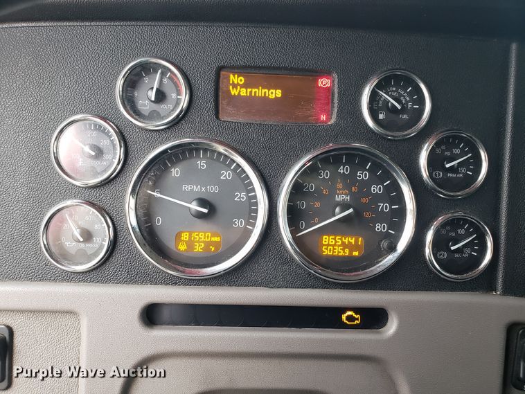 image for item EL9757 2013 Peterbilt 386 semi truck