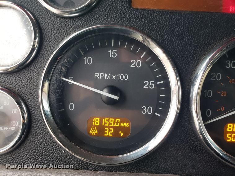 image for item EL9757 2013 Peterbilt 386 semi truck