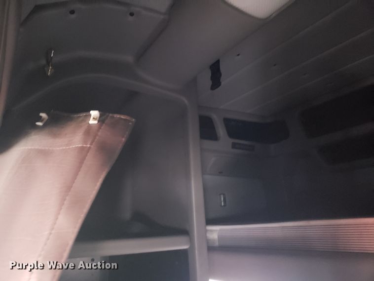 image for item EL9757 2013 Peterbilt 386 semi truck